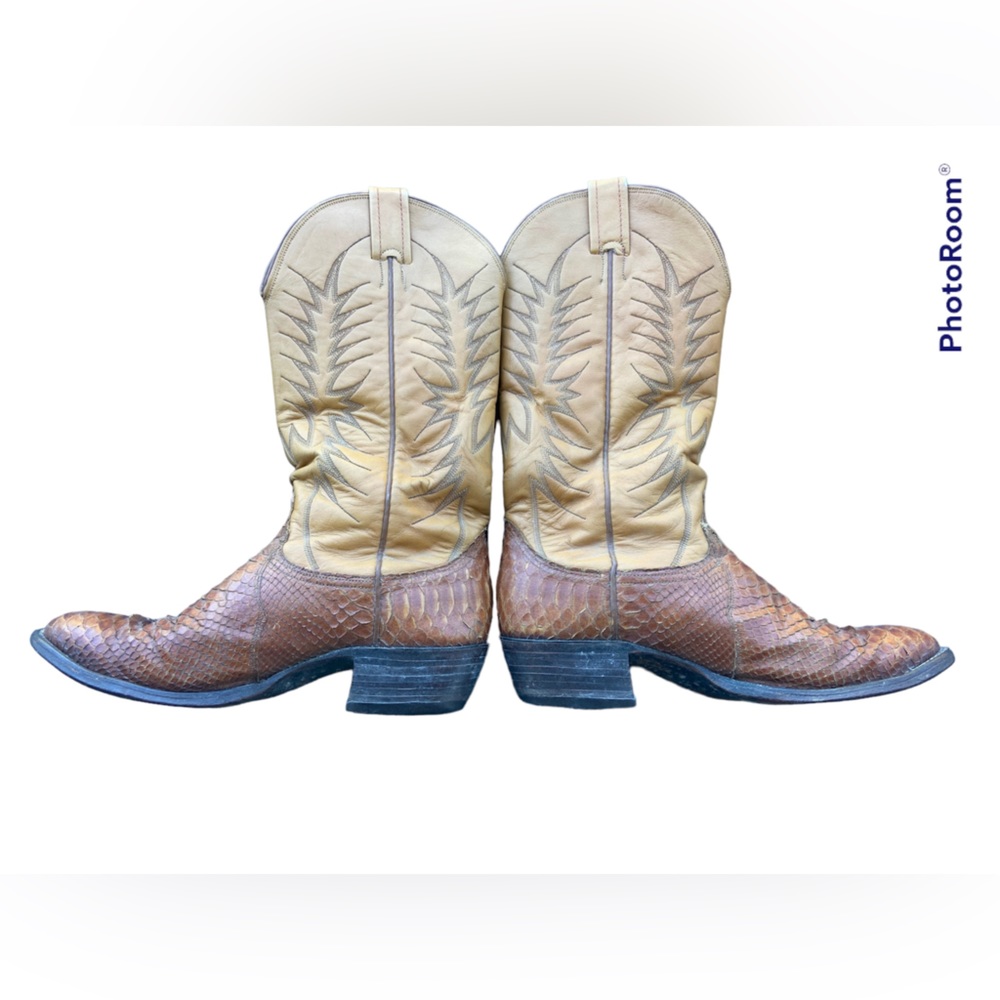 Nocona vintage snakeskin cowboy‎ boots. Size 8D.